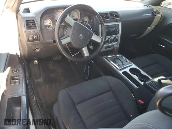 ✅ 2010 Dodge Challenger SE • VIN: 2B3CJ4DV0AH319453 • Lot: 85940654. Wystawiony na Copart z przebiegiem 239 518 mil. Bezpłatny archiwum sprzedaży aukcyjnych z USA i szczegółowy raport historii pojazdu na DreamBid. Zdjęcie 8.