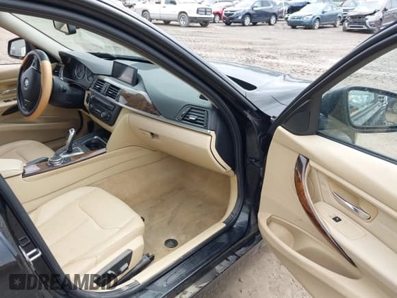 ✅ 2015 BMW 3 Series 328i xDrive • VIN: WBA3B5G52FNS15992 • Lot: 42302001. Wystawiony na IAAI z przebiegiem Nie podano. Bezpłatny archiwum sprzedaży aukcyjnych z USA i szczegółowy raport historii pojazdu na DreamBid. Zdjęcie 5.