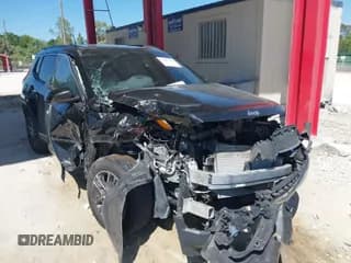 ✅ 2019 Jeep Compass Latitude • VIN: 3C4NJCBB7KT840608 • Lot: 41883105. Wystawiony na IAAI z przebiegiem 105 809 mil. Bezpłatny archiwum sprzedaży aukcyjnych z USA i szczegółowy raport historii pojazdu na DreamBid. Zdjęcie 1.
