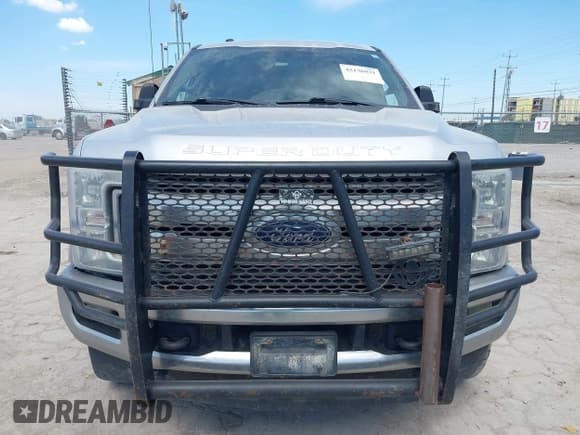 ✅ 2019 Ford F-250 XL • VIN: 1FT7W2B60KEE66463 • Lot: 43136932. Wystawiony na IAAI z przebiegiem 203 215 mil. Bezpłatny archiwum sprzedaży aukcyjnych z USA i szczegółowy raport historii pojazdu na DreamBid. Zdjęcie 11.