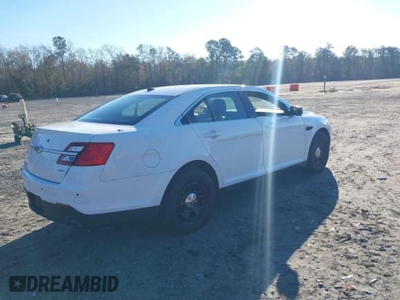 ✅ 2019 Ford Police Interceptor • VIN: 1FAHP2MT3KG103508 • Lot: 41299459. Wystawiony na IAAI z przebiegiem 33 138 mil. Bezpłatny archiwum sprzedaży aukcyjnych z USA i szczegółowy raport historii pojazdu na DreamBid. Zdjęcie 4.