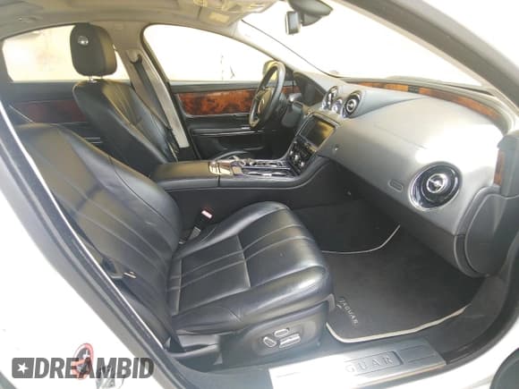 ✅ 2013 Jaguar XJ • VIN: SAJWJ1CD7D8V49599 • Lot: 54008915. Wystawiony na Copart z przebiegiem 133 163 mil. Bezpłatny archiwum sprzedaży aukcyjnych z USA i szczegółowy raport historii pojazdu na DreamBid. Zdjęcie 5.