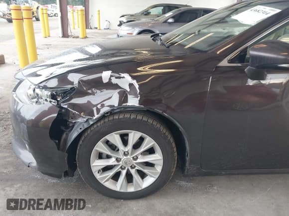 ✅ 2013 Lexus ES 300h • VIN: JTHBW1GG5D2029275 • Lot: 43682314. Listed on IAAI with 200,627 mi. Free auction sales archive from the USA and detailed vehicle history report at DreamBid. Image 6.