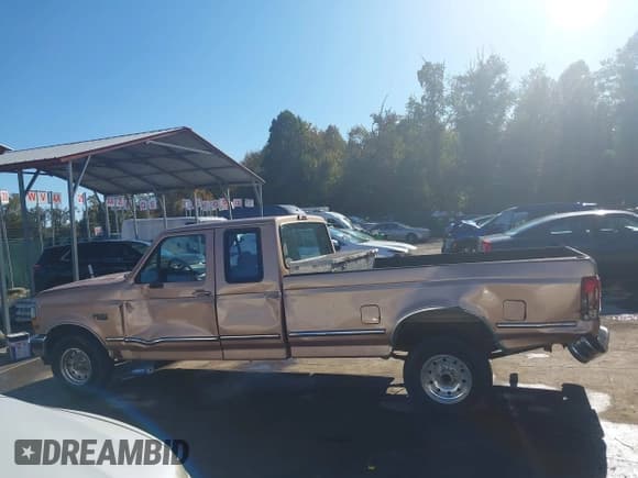 ✅ 1994 Ford F-150 • VIN: 1FTEX15H1RKB02771 • Lot: 43487871. Wystawiony na IAAI z przebiegiem 171 351 mil. Bezpłatny archiwum sprzedaży aukcyjnych z USA i szczegółowy raport historii pojazdu na DreamBid. Zdjęcie 14.