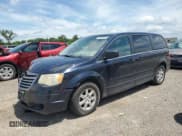 ✅ 2010 Chrysler Town & Country LX • VIN: 2A4RR2D17AR334118 • Lot: 65008425. Wystawiony na Copart z przebiegiem 227 352 mil. Bezpłatny archiwum sprzedaży aukcyjnych z USA i szczegółowy raport historii pojazdu na DreamBid. Zdjęcie 1.
