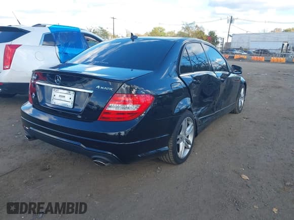 ✅ 2013 Mercedes-Benz C 300 Luxury • VIN: WDDGF8AB3DR293010 • Lot: 43534964. Wystawiony na IAAI z przebiegiem 71 040 mil. Bezpłatny archiwum sprzedaży aukcyjnych z USA i szczegółowy raport historii pojazdu na DreamBid. Zdjęcie 4.