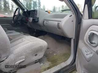 1996 Chevrolet Silverado 2500 z VIN 1GCGK29R8TE265987, wystawiony jako IAAI lot #42032960 z przebiegiem 178 462 mil mil oraz . Historia ofert i sprzedaży dostępna na DreamBid. Obrazek 5.