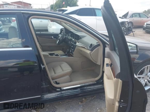 ✅ 2012 Mercedes-Benz C 300 Sport • VIN: WDDGF8BB6CR192668 • Лот: 42969926. Опубликован ранее на IAAI с пробегом 171 175 миль. Бесплатный доступ к архиву аукционных продаж из США и подробный отчёт об истории автомобиля на DreamBid. Изображение 5.