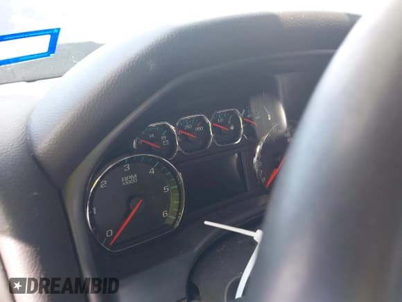 ✅ 2019 Chevrolet Silverado 1500 LT • VIN: 2GCRCPEC6K1208188 • Lot: 42327635. Wystawiony na IAAI z przebiegiem Nie podano. Bezpłatny archiwum sprzedaży aukcyjnych z USA i szczegółowy raport historii pojazdu na DreamBid. Zdjęcie 7.