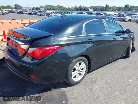 ✅ 2014 Hyundai Sonata GLS • VIN: 5NPEB4AC3EH886535 • Лот: 43105298. Опубликован ранее на IAAI с пробегом 136 472 миль. Бесплатный доступ к архиву аукционных продаж из США и подробный отчёт об истории автомобиля на DreamBid. Изображение 4.