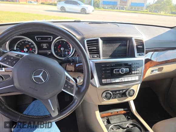 ✅ 2016 Mercedes-Benz GL 550 • VIN: 4JGDF7DE2GA638720 • Lot: 85364785. Wystawiony na Copart z przebiegiem 135 488 mil. Bezpłatny archiwum sprzedaży aukcyjnych z USA i szczegółowy raport historii pojazdu na DreamBid. Zdjęcie 9.