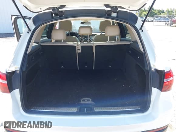 ✅ 2018 Mercedes-Benz GLC 300 • VIN: WDC0G4KB2JV014692 • Lot: 42955819. Wystawiony na IAAI z przebiegiem 97 612 mil. Bezpłatny archiwum sprzedaży aukcyjnych z USA i szczegółowy raport historii pojazdu na DreamBid. Zdjęcie 18.