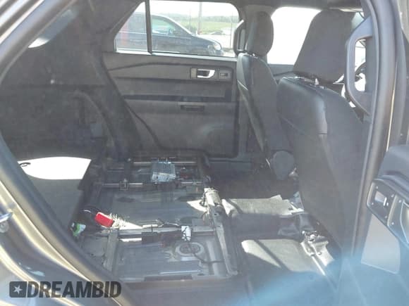 ✅ 2025 Ford Police Interceptor Utility • VIN: 1FM5K8AB9SGB13773 • Lot: 43087413. Wystawiony na IAAI z przebiegiem 5 378 mil. Bezpłatny archiwum sprzedaży aukcyjnych z USA i szczegółowy raport historii pojazdu na DreamBid. Zdjęcie 8.