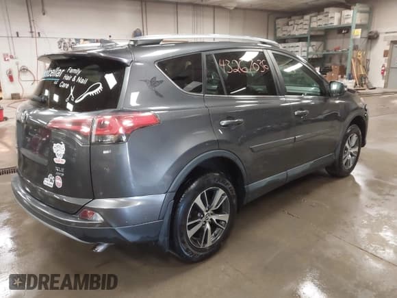 ✅ 2018 Toyota RAV4 XLE • VIN: 2T3RFREV7JW766433 • Лот: 43267036. Опубликован ранее на IAAI с пробегом 97 770 миль. Бесплатный доступ к архиву аукционных продаж из США и подробный отчёт об истории автомобиля на DreamBid. Изображение 4.