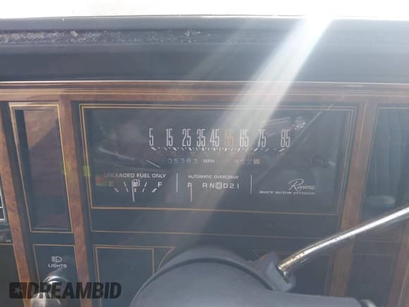 ✅ 1984 Buick Riviera • VIN: 1G4AZ57Y5EE411516 • Lot: 42190197. Wystawiony na IAAI z przebiegiem 5 383 mil. Bezpłatny archiwum sprzedaży aukcyjnych z USA i szczegółowy raport historii pojazdu na DreamBid. Zdjęcie 7.