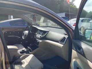 2017 Hyundai Tucson SE with VIN KM8J3CA4XHU312289, listed as a IAAI auction lot 43047544 with 81,260 mi miles and . Bid and sale history available at DreamBid. Image 5.