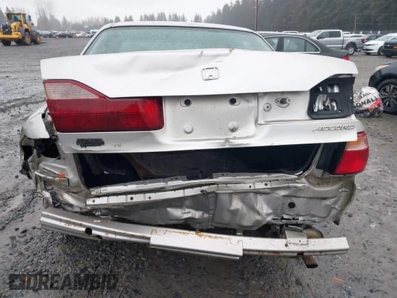 ✅ 1998 Honda Accord LX • VIN: 1HGCG5645WA033628 • Лот: 43864348. Опубликован ранее на IAAI с пробегом 226 932 миль. Бесплатный доступ к архиву аукционных продаж из США и подробный отчёт об истории автомобиля на DreamBid. Изображение 6.