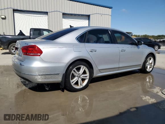 ✅ 2012 Volkswagen Passat SE • VIN: 1VWBN7A35CC059993 • Лот: 84948625. Опубликован ранее на Copart с пробегом 215 233 миль. Бесплатный доступ к архиву аукционных продаж из США и подробный отчёт об истории автомобиля на DreamBid. Изображение 3.