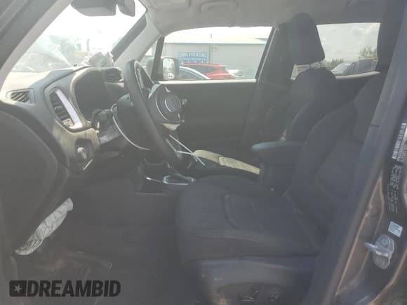 ✅ 2020 Jeep Renegade Latitude • VIN: ZACNJABB3LPK93217 • Lot: 67896615. Wystawiony na Copart z przebiegiem 109 024 mil. Bezpłatny archiwum sprzedaży aukcyjnych z USA i szczegółowy raport historii pojazdu na DreamBid. Zdjęcie 7.