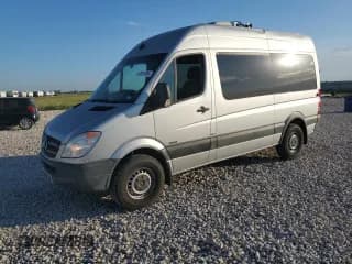 ✅ 2011 Mercedes-Benz Sprinter Passenger • VIN: WDZPE7CC0B5542199 • Lot: 67911264. Wystawiony na Copart z przebiegiem 43 590 mil. Bezpłatny archiwum sprzedaży aukcyjnych z USA i szczegółowy raport historii pojazdu na DreamBid. Zdjęcie 1.