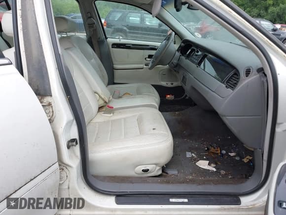 ✅ 1998 Lincoln Town Car Signature • VIN: 1LNFM82W5WY678263 • Lot: 42884109. Listed on IAAI with 128,024 mi. Free auction sales archive from the USA and detailed vehicle history report at DreamBid. Image 5.