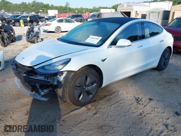 ✅ 2020 Tesla Model 3 Standard Range Plus • VIN: 5YJ3E1EA0LF597775 • Lot: 43021969. Wystawiony na IAAI z przebiegiem 71 504 mil. Bezpłatny archiwum sprzedaży aukcyjnych z USA i szczegółowy raport historii pojazdu na DreamBid. Zdjęcie 2.