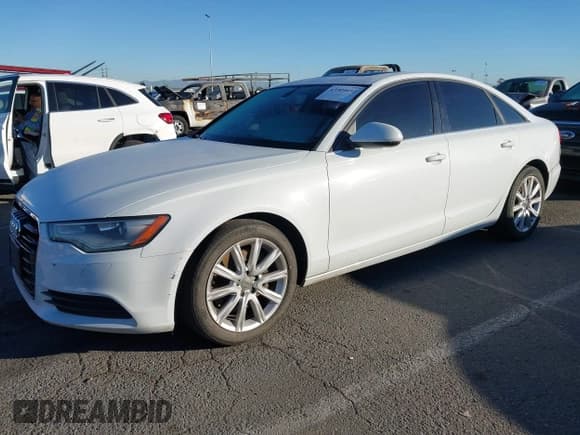 ✅ 2015 Audi A6 Premium • VIN: WAUCFAFC0FN017764 • Lot: 43904692. Wystawiony na IAAI z przebiegiem 142 040 mil. Bezpłatny archiwum sprzedaży aukcyjnych z USA i szczegółowy raport historii pojazdu na DreamBid. Zdjęcie 2.
