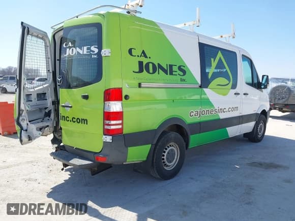 ✅ 2014 Mercedes-Benz Sprinter Cargo • VIN: WD3PE7DC1E5896648 • Lot: 41754532. Wystawiony na IAAI z przebiegiem 277 996 mil. Bezpłatny archiwum sprzedaży aukcyjnych z USA i szczegółowy raport historii pojazdu na DreamBid. Zdjęcie 4.