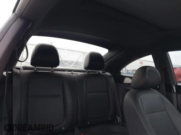 ✅ 2016 Volkswagen Beetle SE • VIN: 3VWJ17AT5GM636971 • Lot: 41616939. Listed on IAAI with 116,021 mi. Free auction sales archive from the USA and detailed vehicle history report at DreamBid. Image 8.