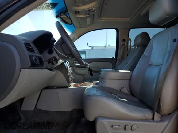 ✅ 2013 Chevrolet Suburban LTZ • VIN: 1GNSCKE08DR105799 • Lot: 93057155. Wystawiony na Copart z przebiegiem 257 010 mil. Bezpłatny archiwum sprzedaży aukcyjnych z USA i szczegółowy raport historii pojazdu na DreamBid. Zdjęcie 7.