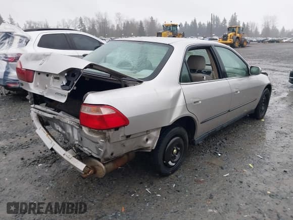 ✅ 1998 Honda Accord LX • VIN: 1HGCG5645WA033628 • Лот: 43864348. Опубликован ранее на IAAI с пробегом 226 932 миль. Бесплатный доступ к архиву аукционных продаж из США и подробный отчёт об истории автомобиля на DreamBid. Изображение 4.