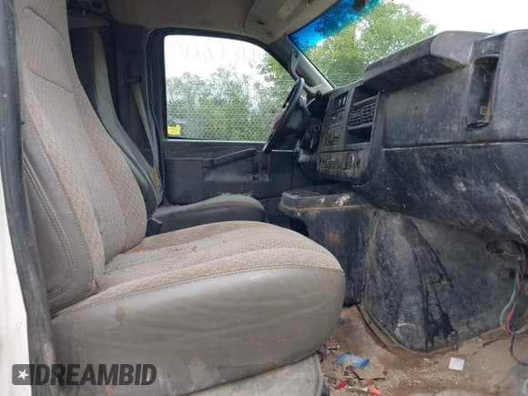 ✅ 2016 Chevrolet Express Cargo • VIN: 1GCZGHFG5G1230370 • Lot: 42697210. Listed on IAAI with 370,606 mi. Free auction sales archive from the USA and detailed vehicle history report at DreamBid. Image 5.