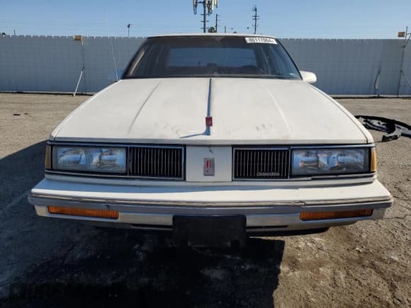 ✅ 1988 Oldsmobile 88 • VIN: 1G3HY54C6J1800245 • Lot: 80117064. Wystawiony na Copart z przebiegiem 48 621 mil. Bezpłatny archiwum sprzedaży aukcyjnych z USA i szczegółowy raport historii pojazdu na DreamBid. Zdjęcie 5.