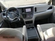 ✅ 2020 Toyota Sienna LE • VIN: 5TDJZ3DC1LS240014 • Lot: 44578935. Wystawiony na Copart z przebiegiem 136 892 mil. Bezpłatny archiwum sprzedaży aukcyjnych z USA i szczegółowy raport historii pojazdu na DreamBid. Zdjęcie 8.