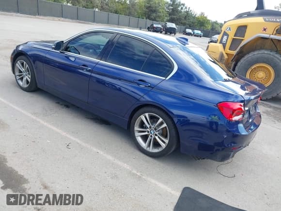 ✅ 2018 BMW 3 Series 330i • VIN: WBA8B9C53JEE82900 • Lot: 43251357. Wystawiony na IAAI z przebiegiem 51 673 mil. Bezpłatny archiwum sprzedaży aukcyjnych z USA i szczegółowy raport historii pojazdu na DreamBid. Zdjęcie 3.
