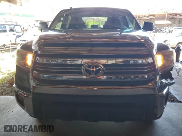 ✅ 2017 Toyota Tundra SR5 • VIN: 5TFEY5F13HX213331 • Лот: 64334135. Опубликован ранее на Copart с пробегом 76 455 миль. Бесплатный доступ к архиву аукционных продаж из США и подробный отчёт об истории автомобиля на DreamBid. Изображение 5.