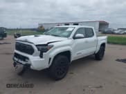 ✅ 2025 Toyota Tacoma SR • VIN: 3TYLB5JN4ST063931 • Лот: 42525758. Опубликован ранее на IAAI с пробегом 7 985 миль. Бесплатный доступ к архиву аукционных продаж из США и подробный отчёт об истории автомобиля на DreamBid. Изображение 2.