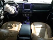 ✅ 2022 Jeep Gladiator Overland • VIN: 1C6HJTFG2NL161677 • Lot: 62773895. Wystawiony na Copart z przebiegiem 58 636 mil. Bezpłatny archiwum sprzedaży aukcyjnych z USA i szczegółowy raport historii pojazdu na DreamBid. Zdjęcie 8.