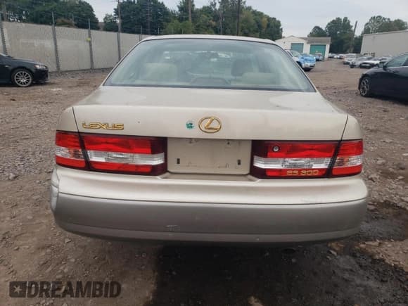 ✅ 2000 Lexus ES 300 • VIN: JT8BF28G1Y0239748 • Lot: 71955044. Wystawiony na Copart z przebiegiem 122 272 mil. Bezpłatny archiwum sprzedaży aukcyjnych z USA i szczegółowy raport historii pojazdu na DreamBid. Zdjęcie 6.