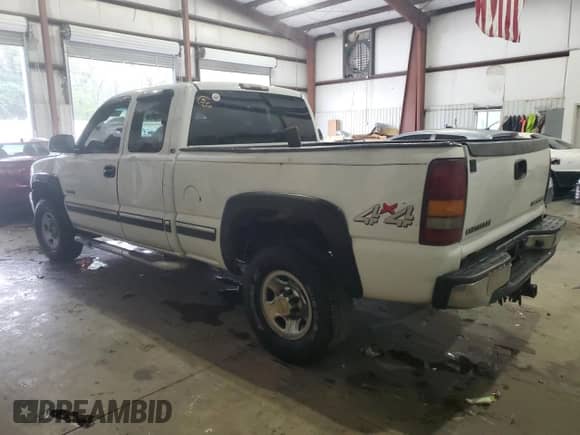 2000 Chevrolet Silverado 2500 LT с VIN 1GCGK29U2YE409366, выставлен на аукционе Copart как лот 88019815 с пробегом Не указан миль и Списание • Salvage title. История ставок и продаж доступна на DreamBid. Изображение 2.