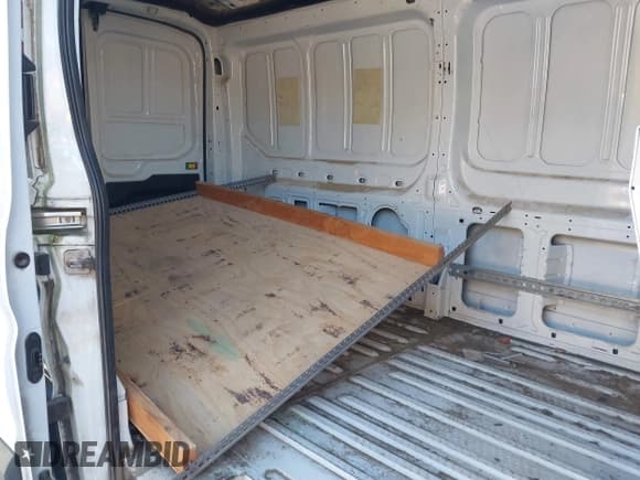 ✅ 2018 Ford Transit • VIN: 1FTBW2CG7JKA62688 • Lot: 43478168. Wystawiony na IAAI z przebiegiem 340 715 mil. Bezpłatny archiwum sprzedaży aukcyjnych z USA i szczegółowy raport historii pojazdu na DreamBid. Zdjęcie 8.