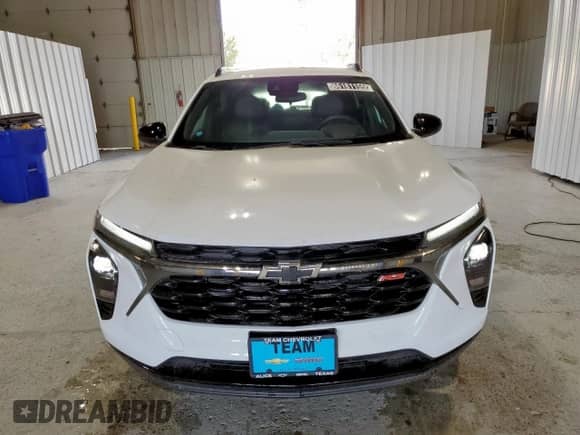 2025 Chevrolet Trax 2RS z VIN KL77LJEP7SC278071, wystawiony jako Copart lot #86181155 z przebiegiem 1 418 mil mil oraz Czysty tytuł • Clean title. Historia ofert i sprzedaży dostępna na DreamBid. Obrazek 5.