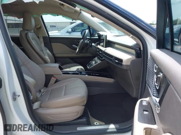 ✅ 2022 Lincoln Corsair Standard • VIN: 5LMCJ1C91NUL29924 • Lot: 42471141. Wystawiony na IAAI z przebiegiem 37 883 mil. Bezpłatny archiwum sprzedaży aukcyjnych z USA i szczegółowy raport historii pojazdu na DreamBid. Zdjęcie 5.