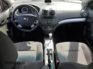 ✅ 2010 Chevrolet Aveo 1LT • VIN: KL1TD5DE7AB127992 • Lot: 62000895. Wystawiony na Copart z przebiegiem 66 769 mil. Bezpłatny archiwum sprzedaży aukcyjnych z USA i szczegółowy raport historii pojazdu na DreamBid. Zdjęcie 8.