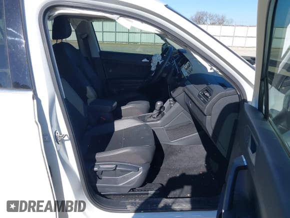 ✅ 2020 Volkswagen Tiguan SE • VIN: 3VV3B7AXXLM124839 • Lot: 43711112. Wystawiony na IAAI z przebiegiem 76 717 mil. Bezpłatny archiwum sprzedaży aukcyjnych z USA i szczegółowy raport historii pojazdu na DreamBid. Zdjęcie 5.