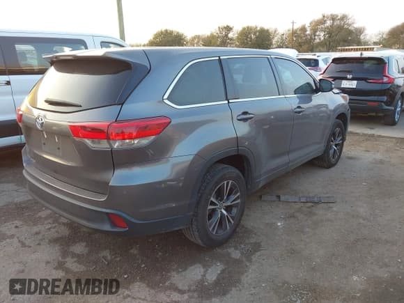 ✅ 2018 Toyota Highlander LE Plus • VIN: 5TDZZRFH1JS254295 • Lot: 43763432. Wystawiony na IAAI z przebiegiem 90 210 mil. Bezpłatny archiwum sprzedaży aukcyjnych z USA i szczegółowy raport historii pojazdu na DreamBid. Zdjęcie 4.