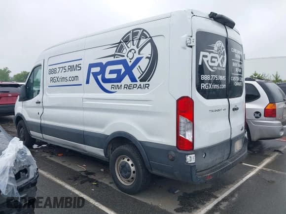 ✅ 2019 Ford Transit • VIN: 1FTYE2CM8KKA18316 • Lot: 42919408. Wystawiony na IAAI z przebiegiem 226 989 mil. Bezpłatny archiwum sprzedaży aukcyjnych z USA i szczegółowy raport historii pojazdu na DreamBid. Zdjęcie 3.