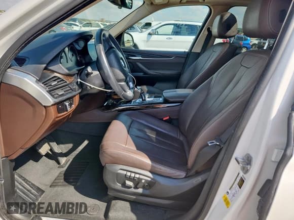 ✅ 2015 BMW X5 sDrive35i • VIN: 5UXKR2C50F0H40420 • Lot: 85730235. Wystawiony na Copart z przebiegiem 103 397 mil. Bezpłatny archiwum sprzedaży aukcyjnych z USA i szczegółowy raport historii pojazdu na DreamBid. Zdjęcie 7.