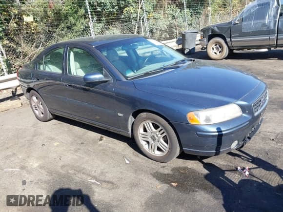 ✅ 2006 Volvo S60 2.5L Turbo • VIN: YV1RS592X62543608 • Lot: 43493308. Wystawiony na IAAI z przebiegiem 185 918 mil. Bezpłatny archiwum sprzedaży aukcyjnych z USA i szczegółowy raport historii pojazdu na DreamBid. Zdjęcie 1.