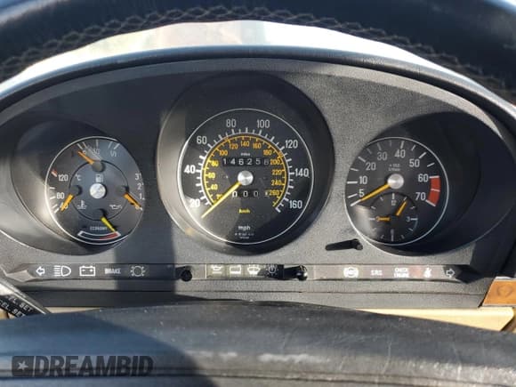 ✅ 1989 Mercedes-Benz 560 SL • VIN: WDBBA48D4KA098854 • Lot: 85074084. Wystawiony na Copart z przebiegiem 146 258 mil. Bezpłatny archiwum sprzedaży aukcyjnych z USA i szczegółowy raport historii pojazdu na DreamBid. Zdjęcie 9.